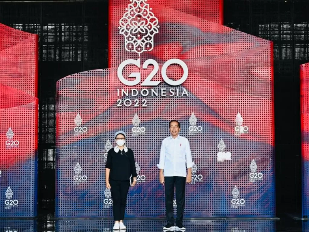  Presiden Jokowi bersama Menlu Retno meninjau sejumlah tempat acara G20. (BPMI Setpres/Laily Rachev).