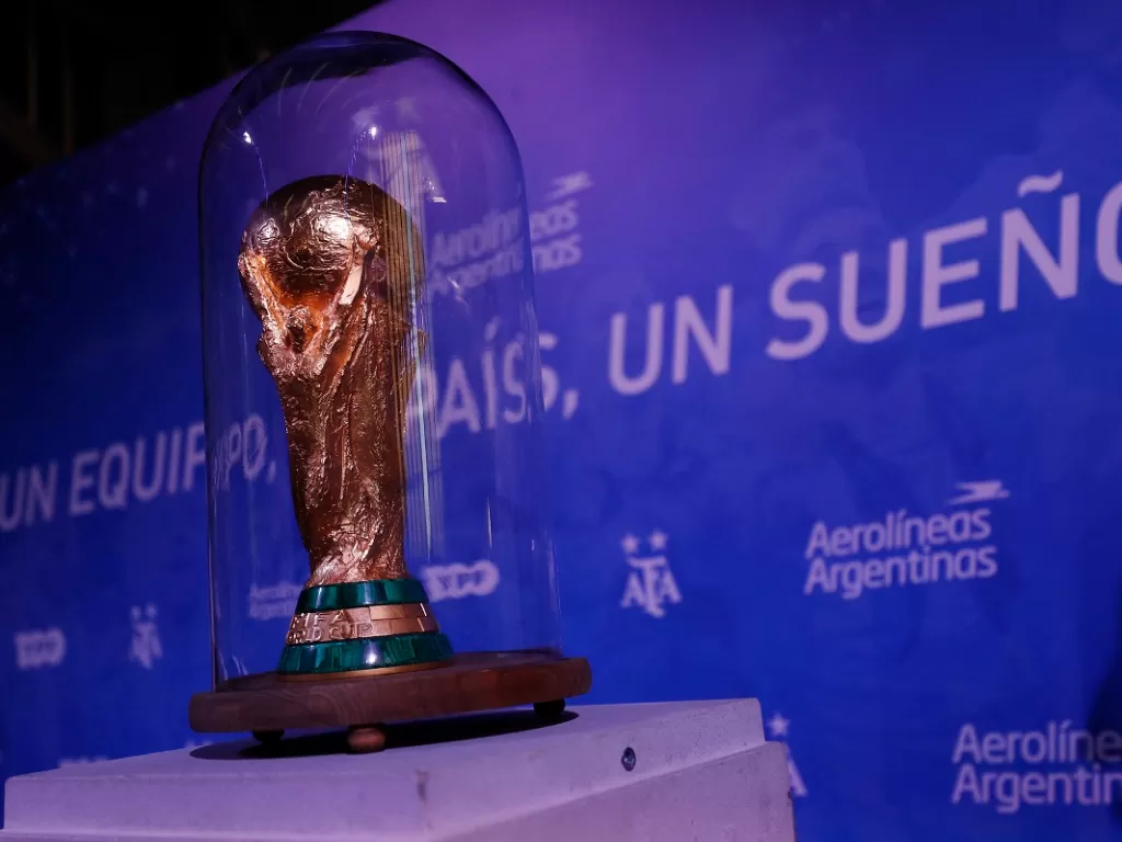 Trofi Piala Dunia saat dipajang (Reuters/Agustin Marcarian)