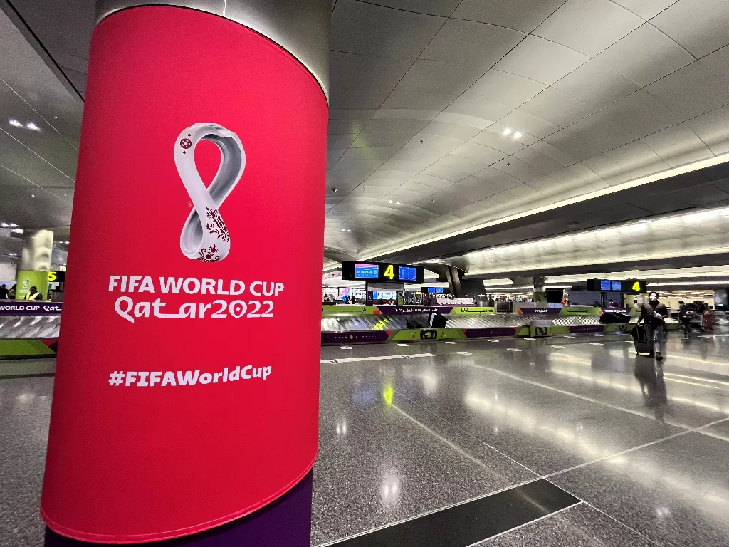 Logo Piala Dunia 2022 yang terdapat di salah satu bandara di Qatar. (REUTERS/Amr Abdallah Dalsh).