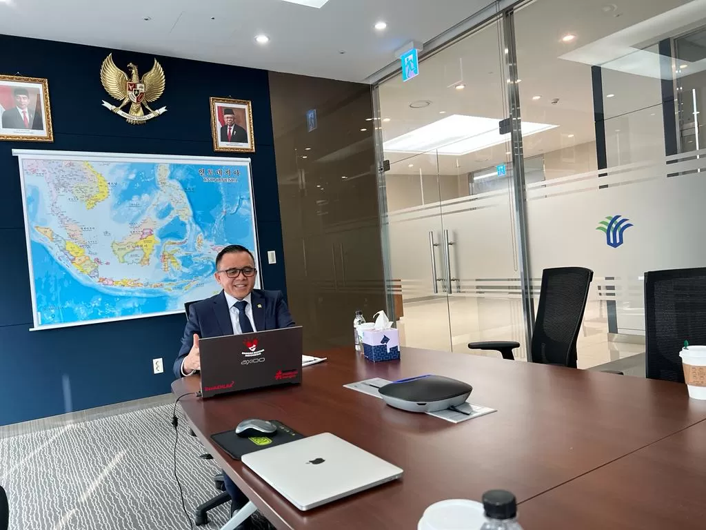 Menteri Pendayagunaan Aparatur Negara dan Reformasi Birokrasi (PANRB) Abdullah Azwar Anas saat melakukan kunjungan kerja di Indonesia Investment Promotion Center (IIPC) Seoul, Selasa (08/11). (dok. PANRB)