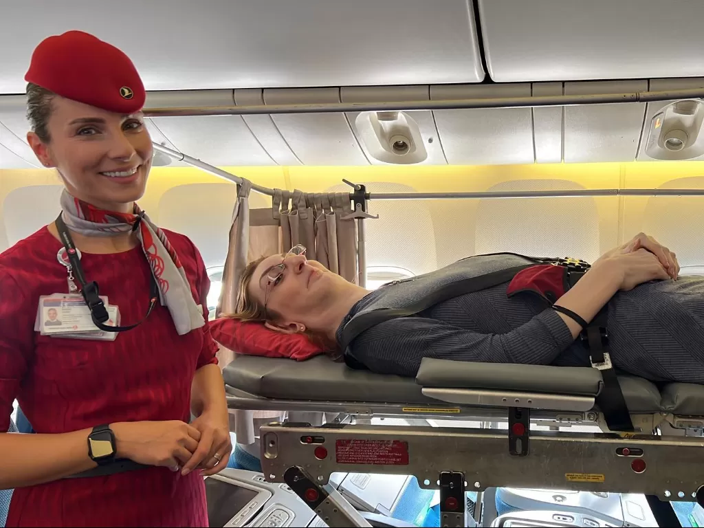 Wanita tertinggi naik pesawat untuk pertama kalinya. (Instagram/@rumeysagelgi)