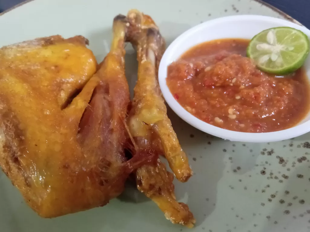 Sekilas seporsi ayam ini tampak biasa, namun pedasnya nampol! (Z Creators/Muhammad Hamdan)