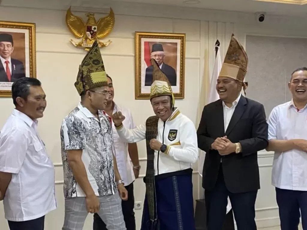 Petarung MMA Jeka Saragih (kedua kiri) dan Menpora Zainudin Amali (ketiga kiri) di Kantor Kemenpora, Jakarta, Rabu (9/11/2022). (ANTARA/Shofi Ayudiana)
