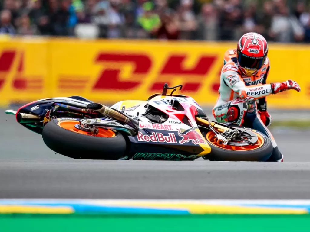 Marc Marquez saat crash di salah satu ajang MotoGP. (MotoGP)