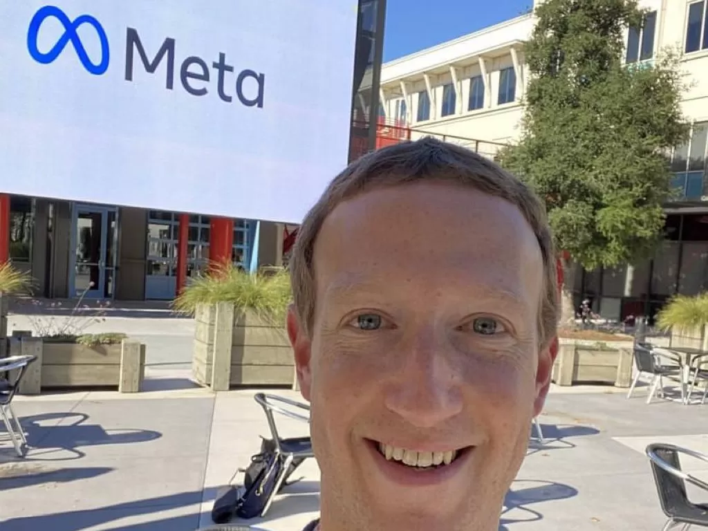 Mark Zuckerberg sedang berpose selfie di depan billboard Meta. (Instagram/@zuck)