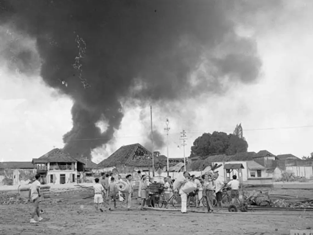 Rakyat sipil yang mengungsi dari Kota Surabaya untuk menghindari perang. (Dok. Tipsiana)