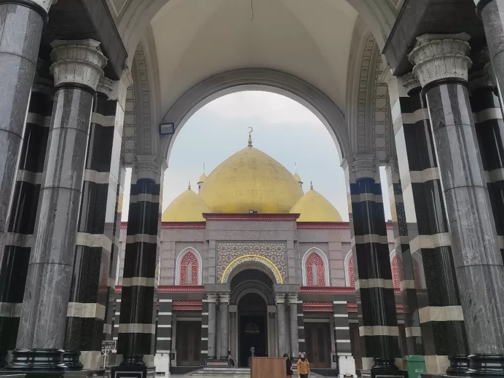 Kubah masjid berlapis emas asli (Z Creators/Sri Lili Syaf Putri)