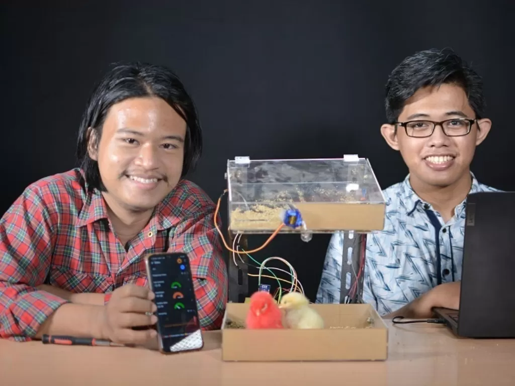 Mahasiswa Undika Surabaya ciptakan alat pemberi makan ayam otomatis. (Z Creators/Clara Ayu)