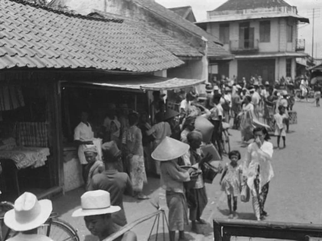 Kondisi pasar tradisional di Cirebon awal abad ke-20 (Pinterest/Wakker, H./ DLC)
