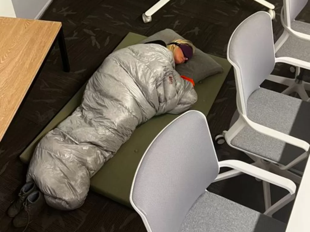 Karyawan Twitter yang tidur di kantor beralaskan sleeping bag. (Twitter/@evanstnlyjones)