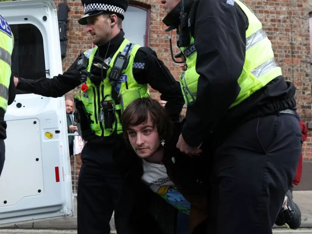 Pria pelempar telur ke arah Raja Charles ditangkap polisi. (REUTERS/Russell Cheyne) 