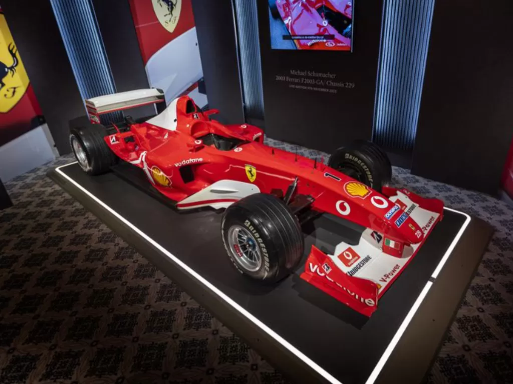 Mobil F1 Ferrari milik Michael Schumacher yang dilelang. (REUTERS/Denis Balibouse)