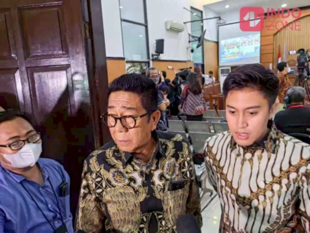 Henry Yosodiningrat (tengah) kuasa hukum Brigjen Hendra Kurniawan dan Kombes Agus Nurpatria. (INDOZONE/Asep Bidin Rosidin)