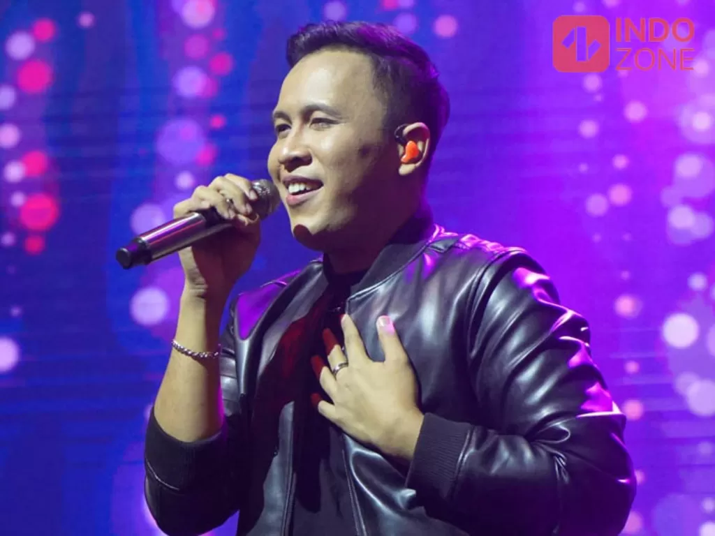 TB Aji nyanyikan single terbarunya di Lavva, Plaza Indonesia, Kamis (10/11/2022). (INDOZONE/M. Rio Fani)