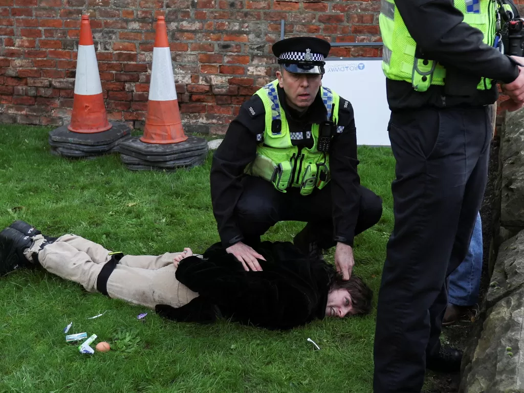 Polisi menangkap pelaku yang melempar telur ke Raja Charles III dan Camilla. (REUTERS/Russell Cheyne)
