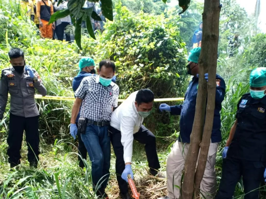 Polisi ke lokasi penemuan kerangka manusia di banten.(Dok Polda Banten).