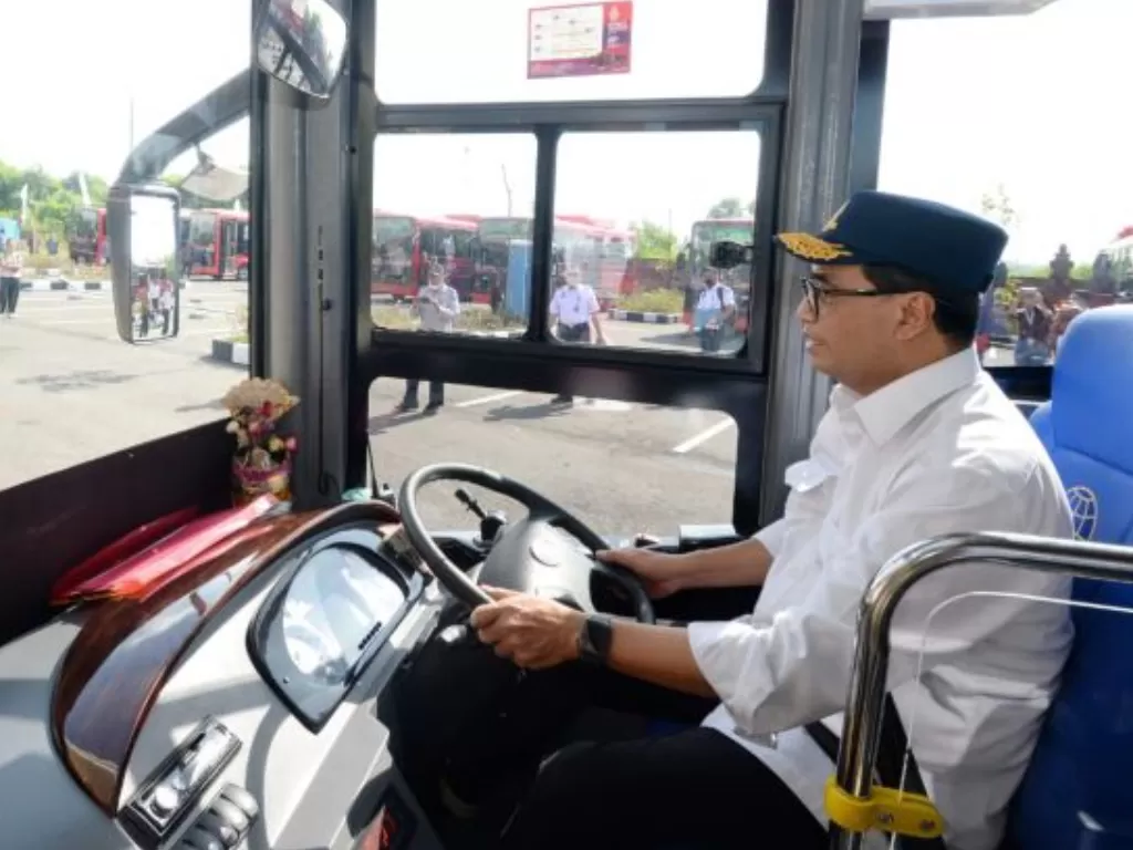 Menteri Perhubungan Budi Karya Sumadi menjajal bus listrik merah putih di Bali. (Kemenhub)