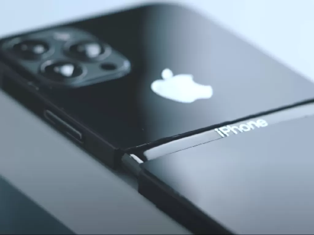 iPhone yang dimodifikasi menjadi ponsel layar lipat. (YouTube/Technological Aesthetics)