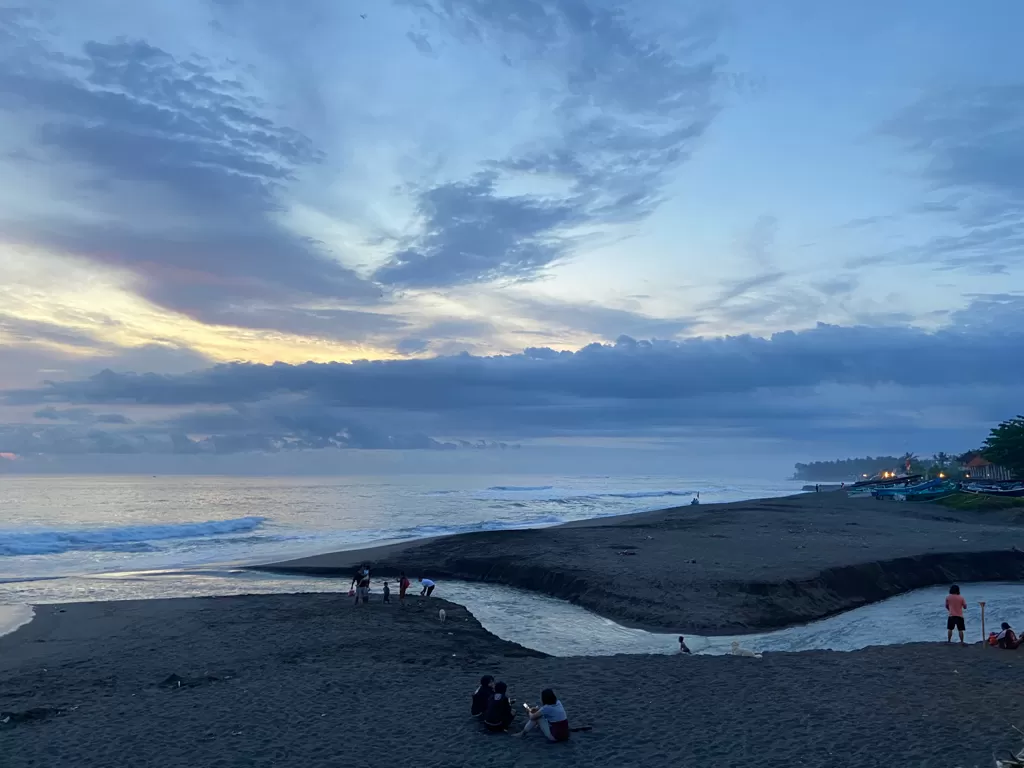 Pantai hidden gem dengan view sunset terbaik (Z Creators/Dada Sabra Sathilla)
