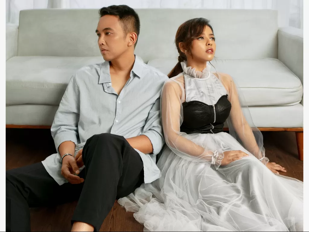 Indra Sinaga dan RImar duet dalam single terbaru. (Dok. Universal Music Indonesia).