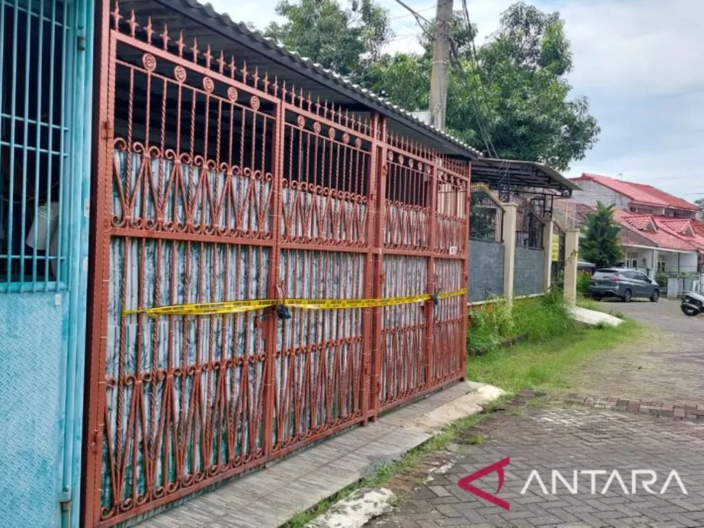 Rumah korban tewas yang terdiri empat orang merupakan sanak saudara, dipasang garis polisi di Perumahan Citra Garden Kalideres, Jakarta Barat, Jumat (11/11/2022). (ANTARA/Walda Marison)