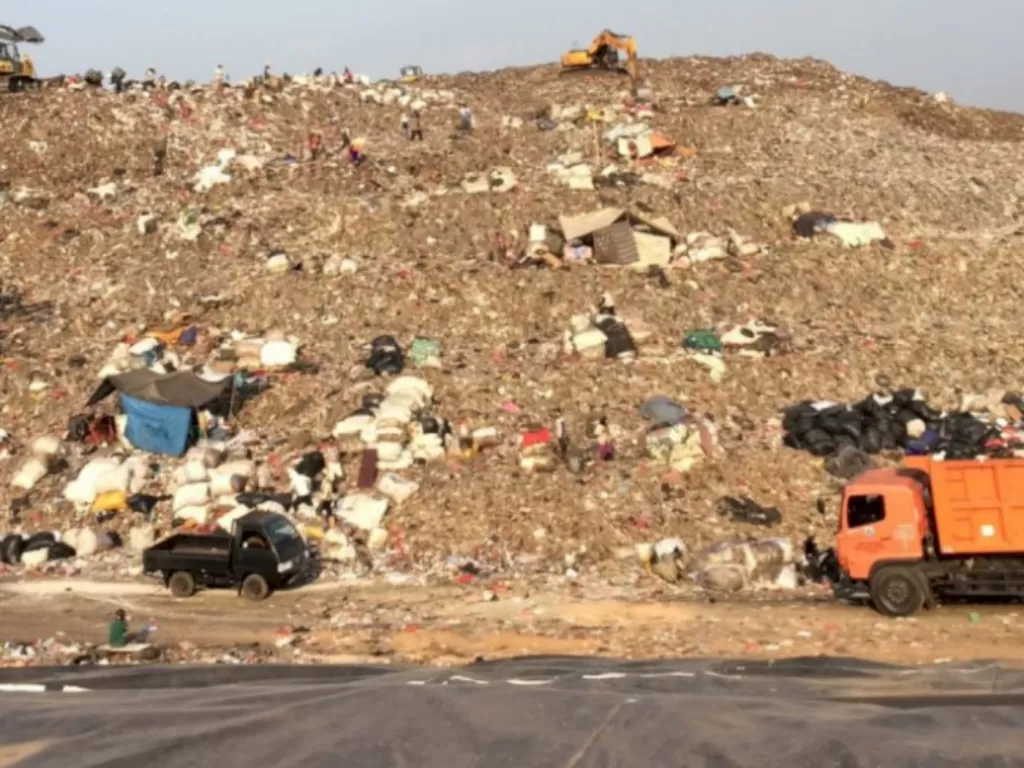 Gunung sampah di Bantargebang, Bekasi. (Jafriyal/IDZ Creators)