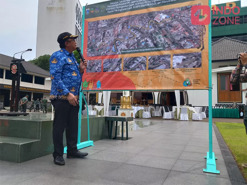 Kepala Dinas Lingkungan Hidup DKI Jakarta Asep Kuswanto Melakukan Kerja Bakti Gabungan Pemerintah Provinsi DKI Jakarta (INDOZONE/Febyora Dwi Rahmayani)