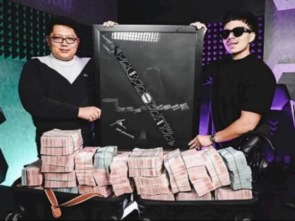 Atta Halilintar perlihatkan uang Rp2,2 M hasil lelang (Instagram/@attahalilintar)
