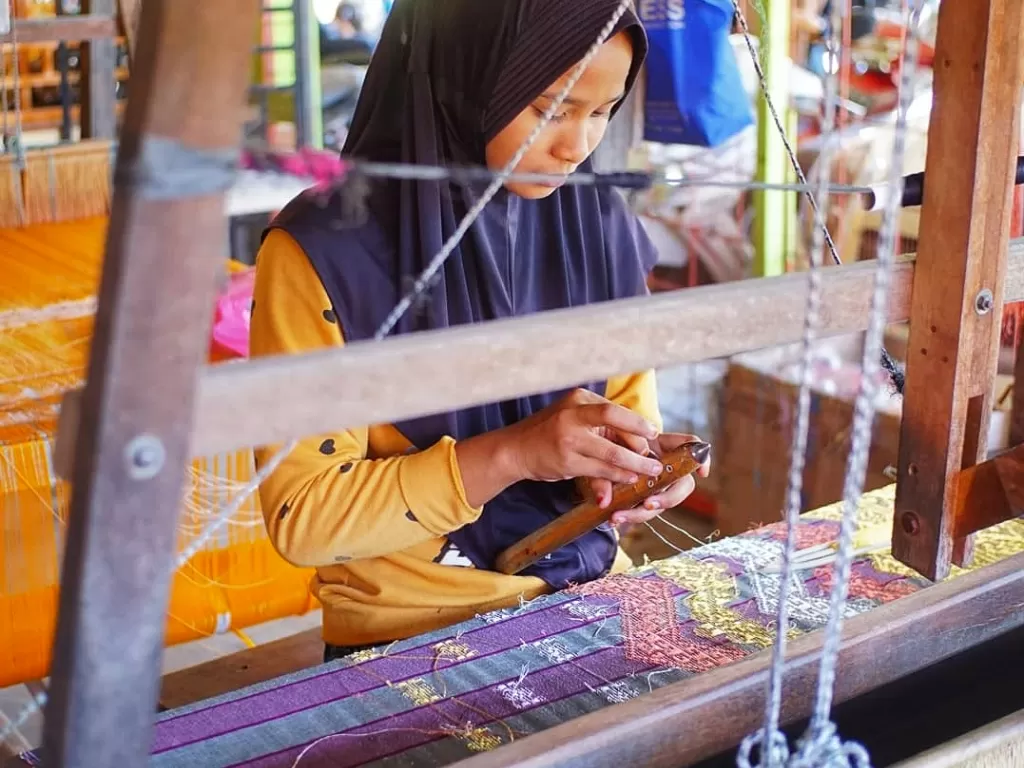 Gadis penenun kain tenun lejo (Z Creators/Riki Ariyanto)