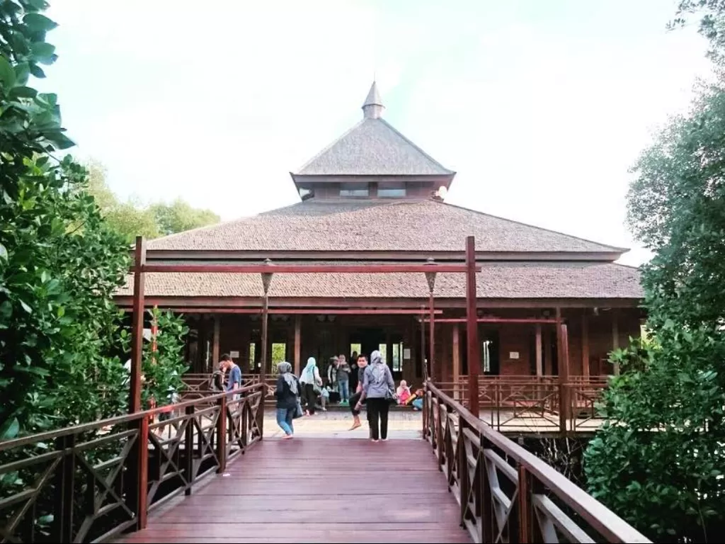 Masjid Al Hikmah di Taman Wisata Alam Mangrove Jakarta. (Instagram/@riellaricha)