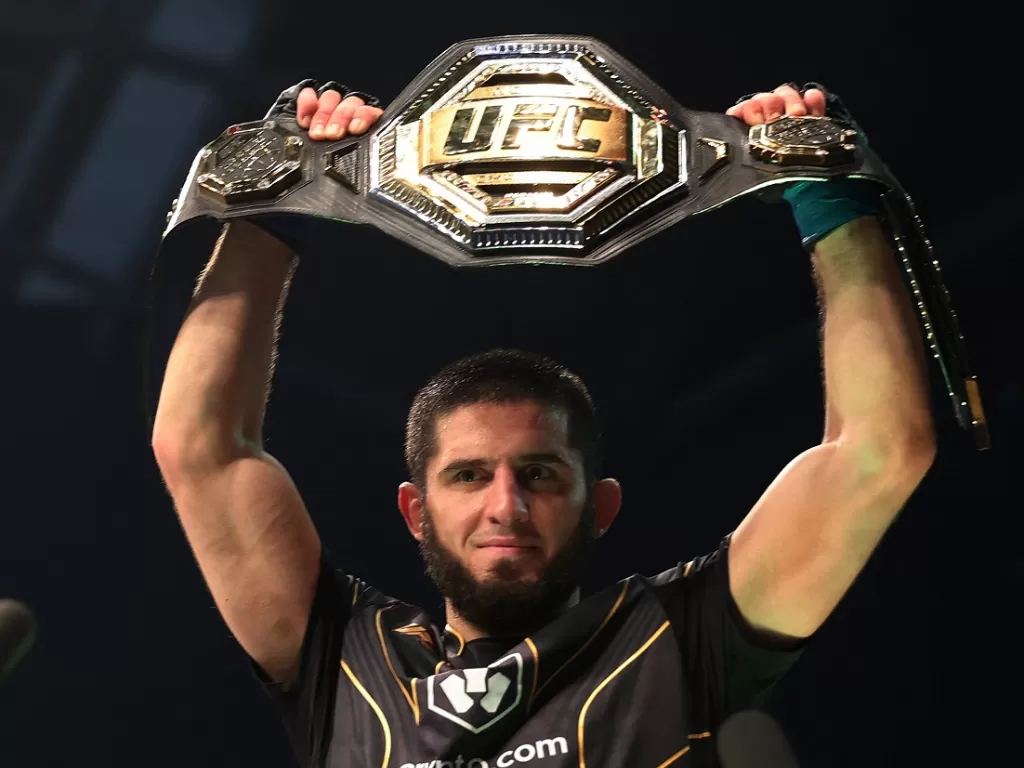 Islam Makhachev angkat sabuk juara kelas ringan UFC (Reuters/Christopher Pike)