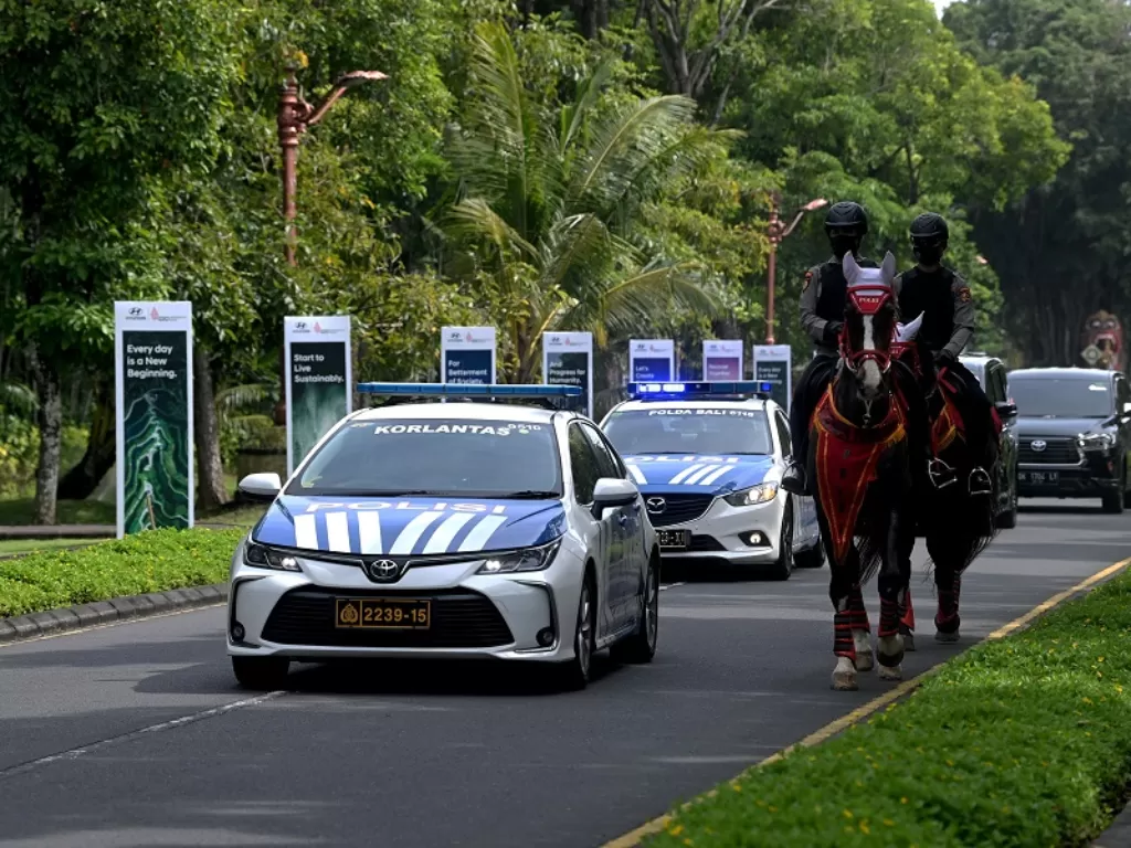 Polisi berkuda mengamankan area penyelenggaraan KTT G20 (Antara/Zabur Karuru)