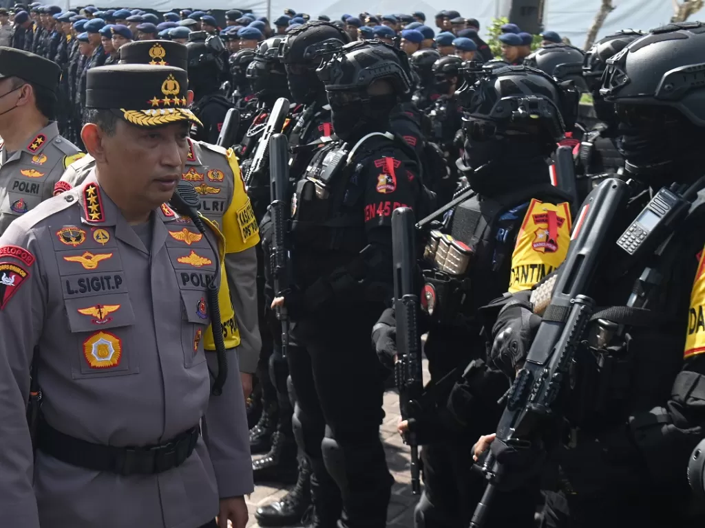 Kapolri Jenderal Pol Listyo Sigit Prabowo meninjau pasukan pengamanan KTT G20 (Antara/Media Center G20 Indonesia/Fikri Yusuf)