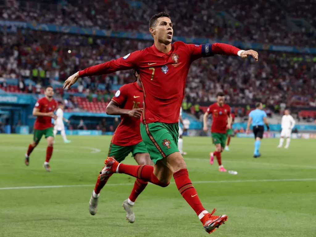 Cristiano Ronaldo merayakan golnya (Reuters/Bernadett Szabo)