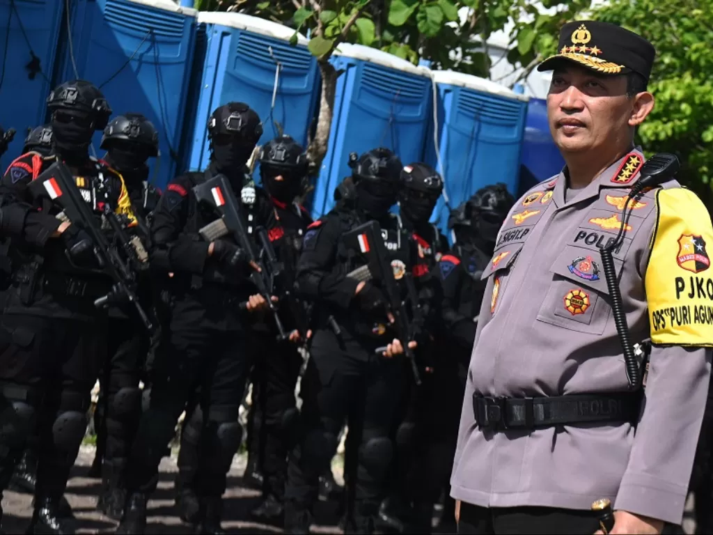 Kapolri Jenderal Pol Listyo Sigit Prabowo meninjau pasukan yang akan mengamankan KTT G20 (Antara/Media Center G20 Indonesia/Fikri Yusuf)