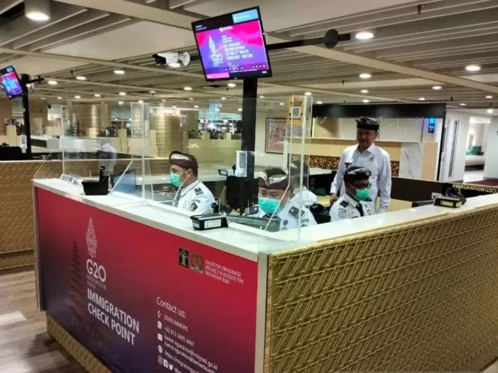 Konter khusus untuk layanan keimigrasian bagi delegasi G20 di Bandara Internasional Ngurah Rai Bali. (ANTARA/Muhammad Zulfikar)