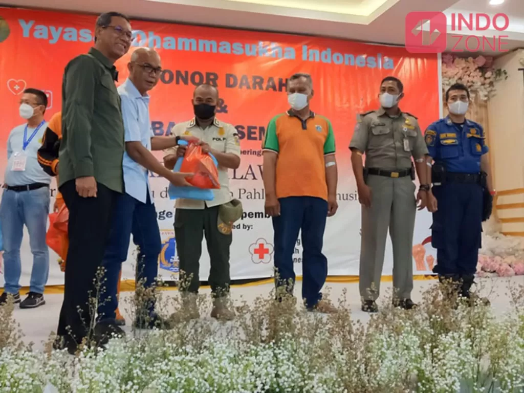Pj Gubernur DKI Jakarta, Heru Budi Hartono, menghadiri Bakti sosial donor darah dan pembagian sembako kepada anggota Penanganan Prasarana & Sarana Umum (PPSU) dan Satgas Covid-19 (Indozone/Febyora Dwi Rahnayani)