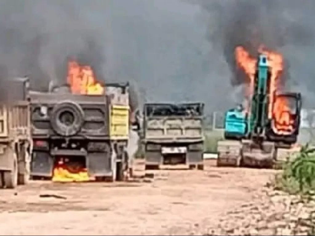 Massa di Dogiyai membakar truk yang menabrak balita hingga meninggal. (ANTARA/HO-Dokumen Pribadi)