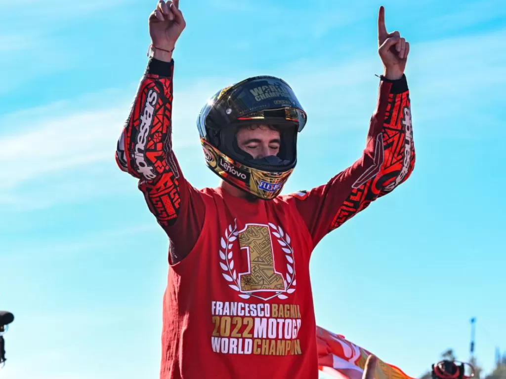 Francesco Bagnaia saat selebrasi usai meraih gelar juara dunia MotoGP 2022. (MotoGP)
