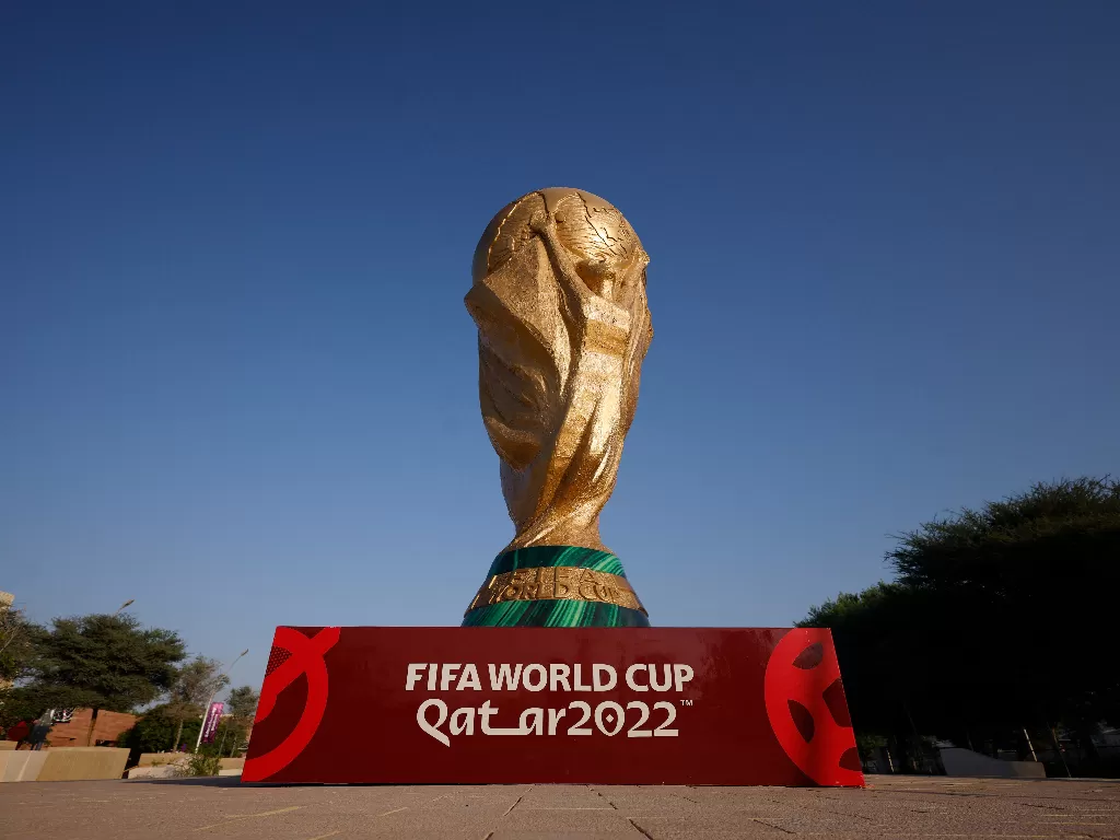 Patung trofi Piala Dunia di Qatar. (REUTERS/John Sibley)