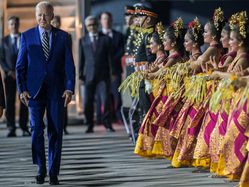 Presiden Amerika Serikat Joe Biden tiba di terminal VVIP I Bandara I Gusti Ngurah Rai Bali, Minggu (13/11/2022). (ANTARA/Media Center G20 Indonesia/Galih Pradipta)