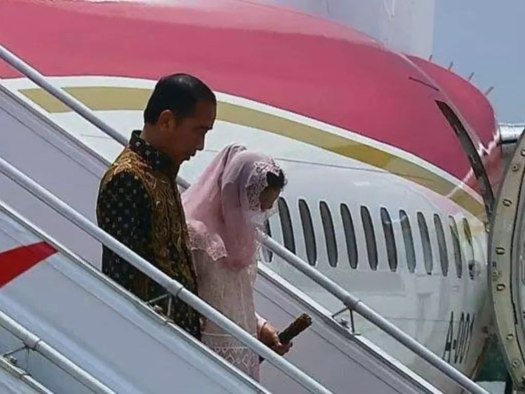 Presiden Jokowi dan Istrinya Iriana, saat menuruni tangga pesawat di Bandara Bali. (YouTube/Pemerintah Provinsi Bali)