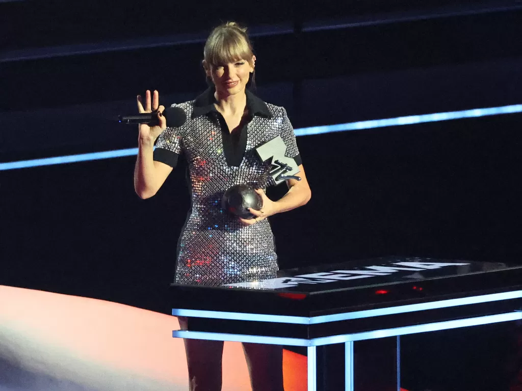 Taylor Swift menyabet piala MTV EMAs 2022 (REUTERS/Wolfgang Rattay)