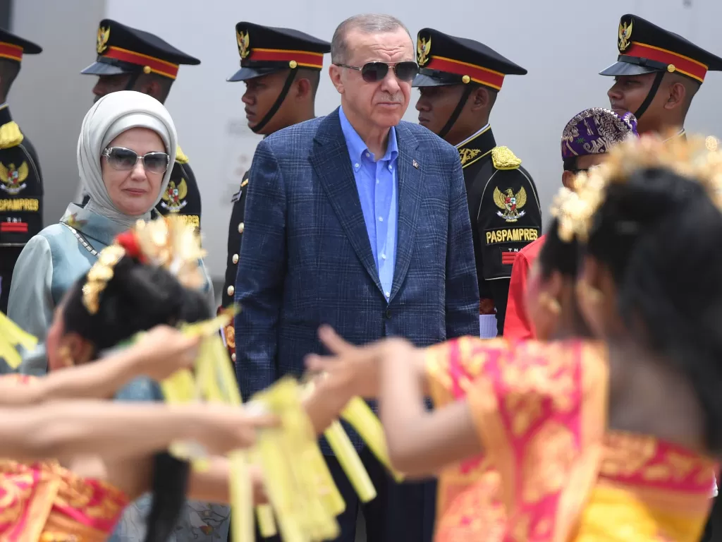 Presiden Turki Recep Tayyip Erdogan (kanan) bersama istri Emine Erdogan (kiri) tiba di Terminal VVIP I Bandara I Gusti Ngurah Rai, Bali. (ANTARA FOTO/Media Center G20 Indonesia/M Risyal Hidayat).