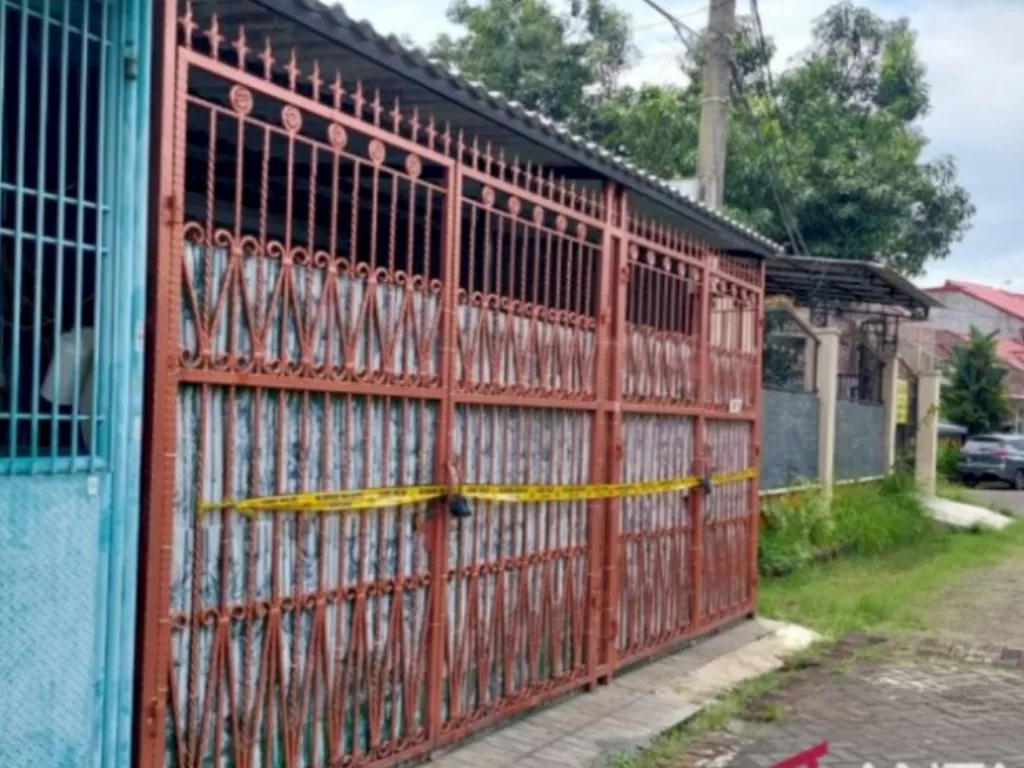 Rumah korban tewas yang terdiri empat orang merupakan sanak saudara, dipasang garis polisi di Perumahan Citra Garden Kalideres, Jakarta Barat, Jumat (11/11/2022). (ANTARA/Walda Marison)