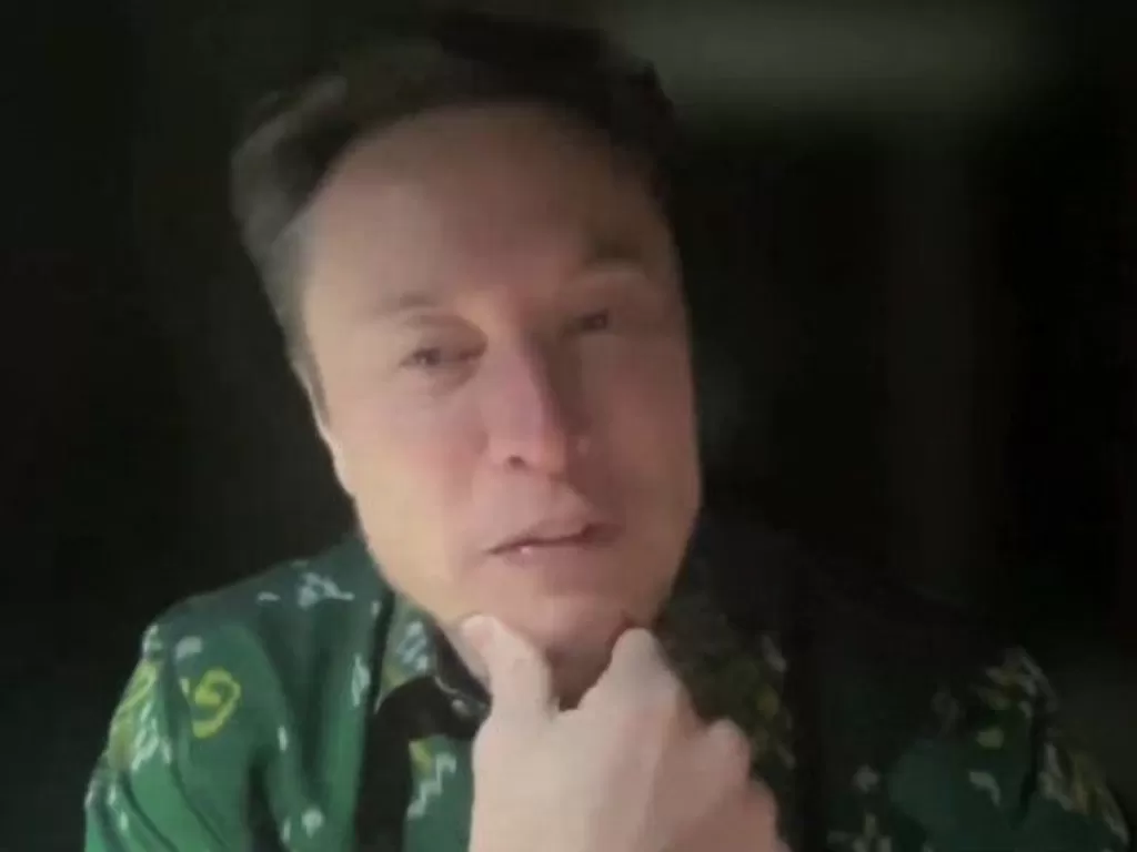Tangkapan layar CEO Tesla Motors Elon Musk mengenakan batik dari Sulawesi Tengah ketika berbicara secara virtual dalam KTT Bussiness 20 (B20). (Antara/Bayu P)