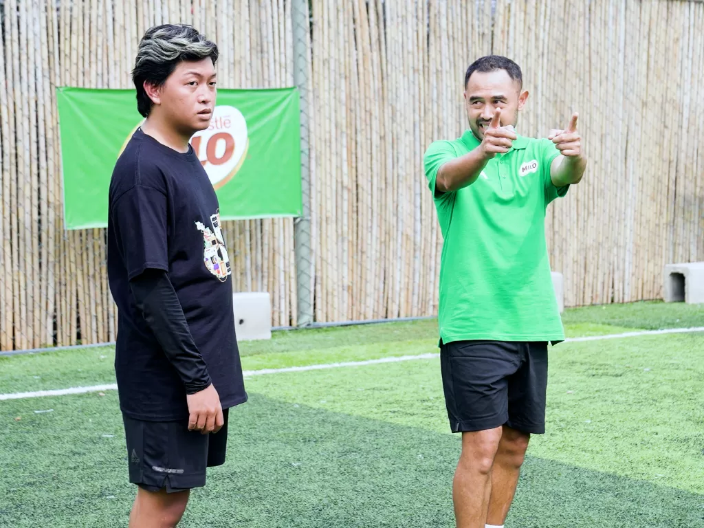 Legenda Sepak Bola Indonesia, Ponaryo Astaman memberikan pelatihan sepak bola dasar untuk mengasah insting kepada Midlaner RRQ Sena, Teguh (Psychooo)