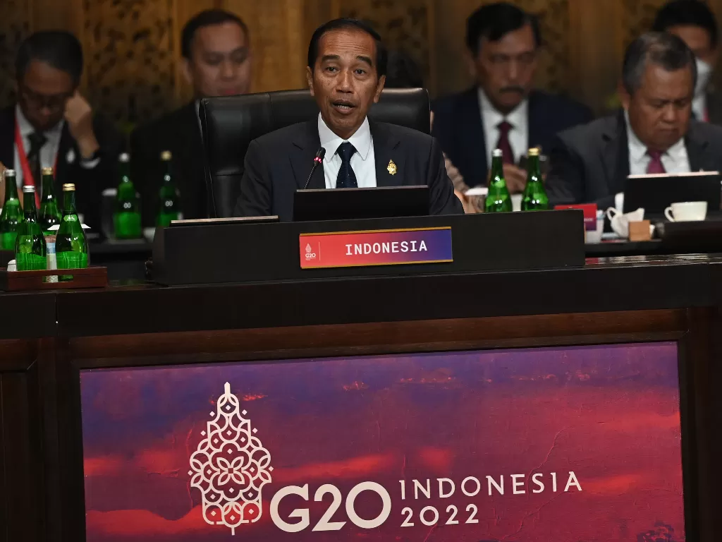 Presiden Joko Widodo (tengah) menyampaikan pandangannya saat pembukaan KTT G20 Indonesia di Nusa Dua, Bali, Selasa (15/11/2022). (ANTARA/MEDIA CENTER G20 INDONESIA/Prasetyo Utomo)