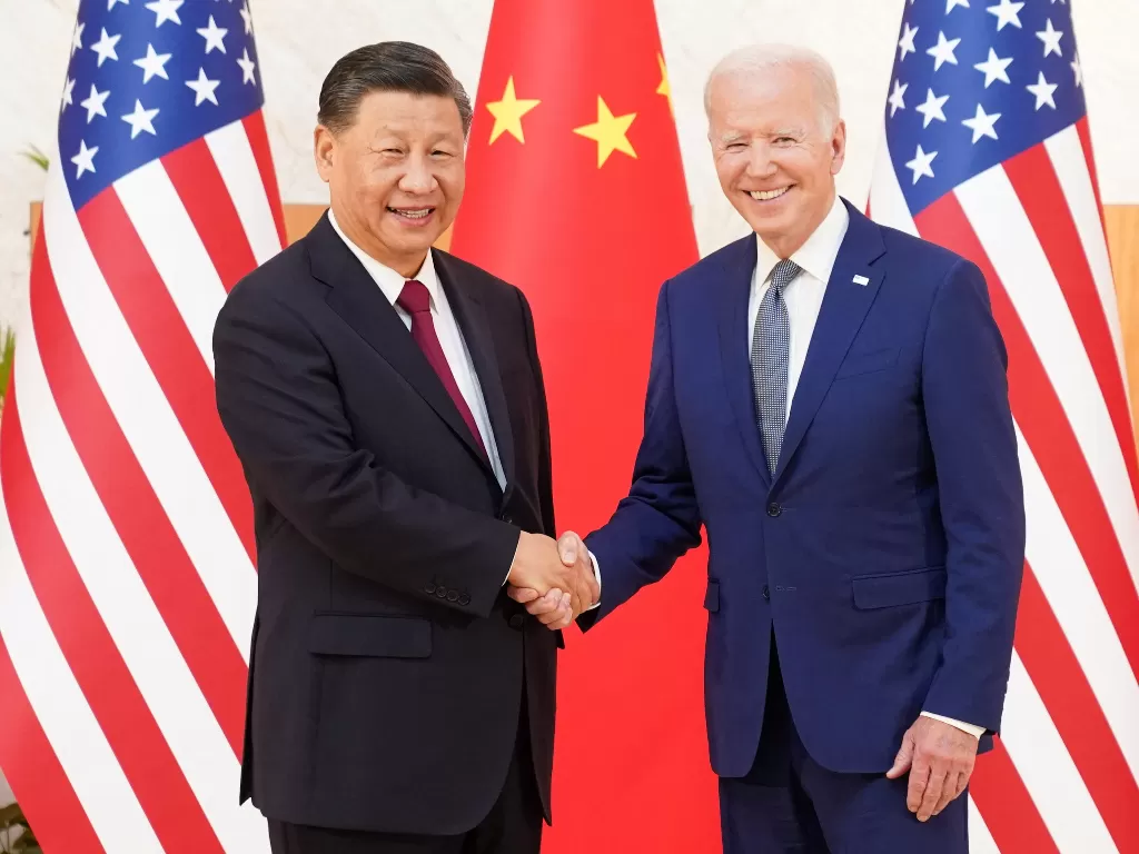 Presiden China Xi Jinping (kiri) dan Presiden Amerika Serikat Joe Biden (kanan). (REUTERS/Kevin Lamarque)