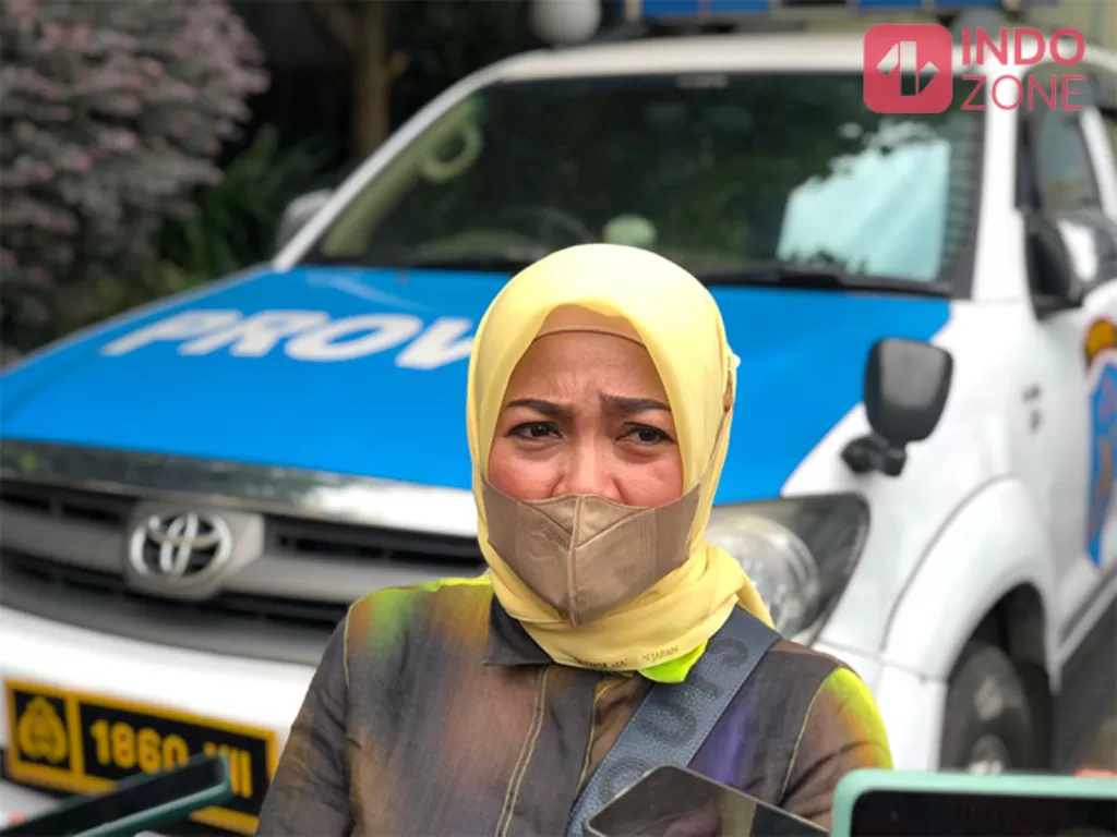 Yusna, orang tua yang anaknya dianiaya anak pejabat Polda Kaltara di Mapolda Metro Jaya, Jakarta. (INDOZONE/Samsudhuha Wildansyah).